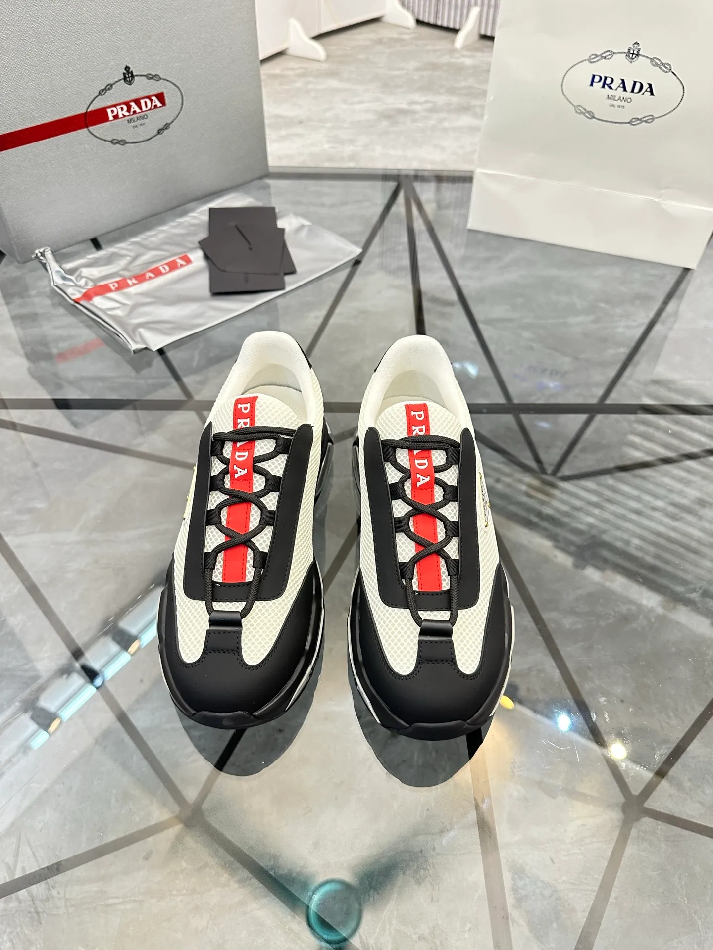 Men's shoes for sale 💰: 💰P660¥ High-end top quality Product trademark: Prada *"Prada*" low-top casual shoes Regular size: 38-45 (can be customized to 46) Product materials: Upper imported first-layer cowhide spliced ​​with original fabric, breathable lining, cowhide foot pads, original air cushion outsole. No.: 001